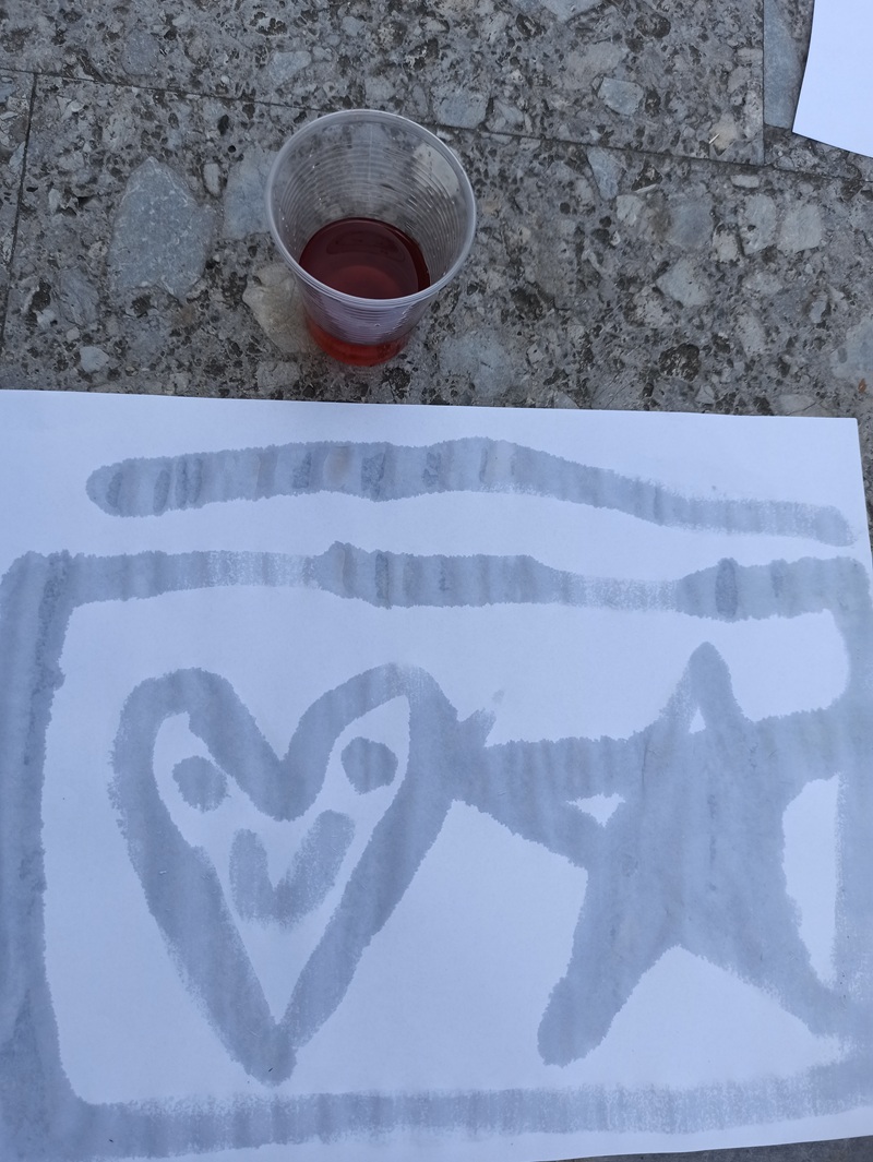 Disegno di un cuore fatto con infuso.