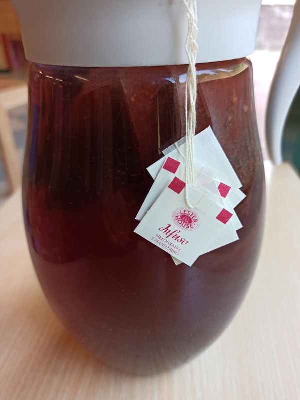 Brocca con infuso per dipingere.