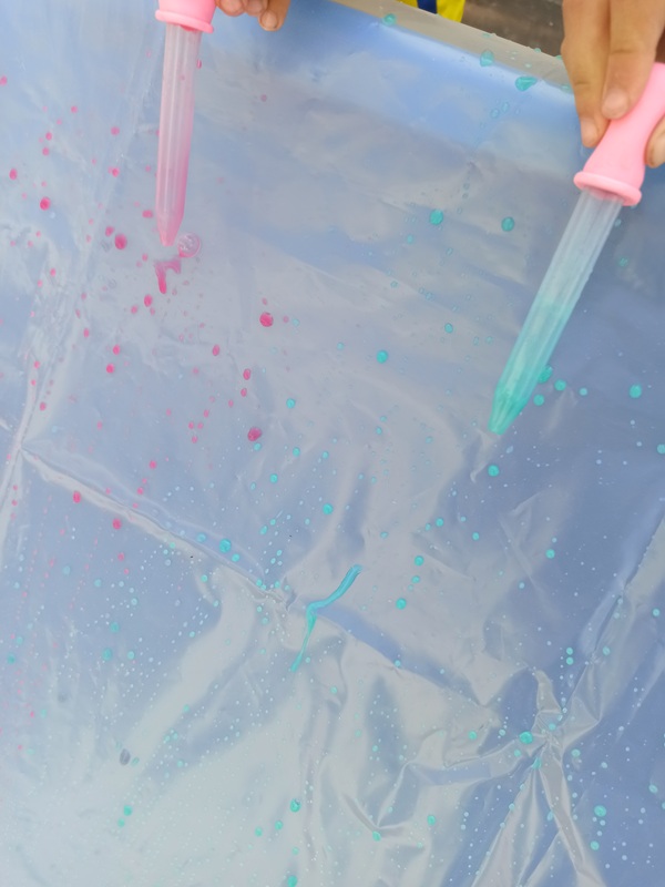Contagocce con acqua colorata che scende dal piano inclinato.