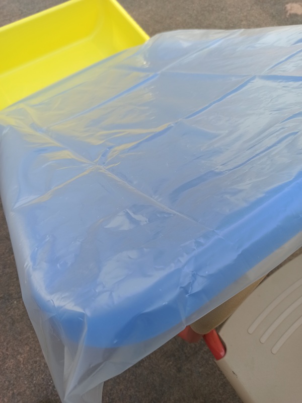 Piano inclinato per far scivolare gocce di colore.